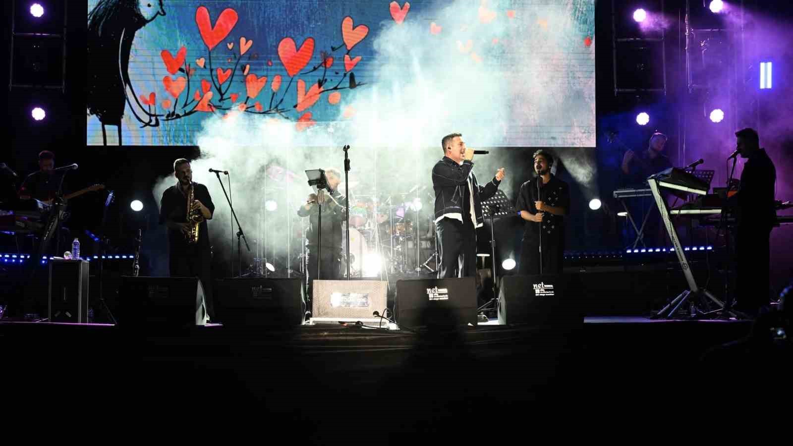 Oğuzhan Koç, Edirne konserinde sahne önünde sigara içen kişiye tepki gösterdi