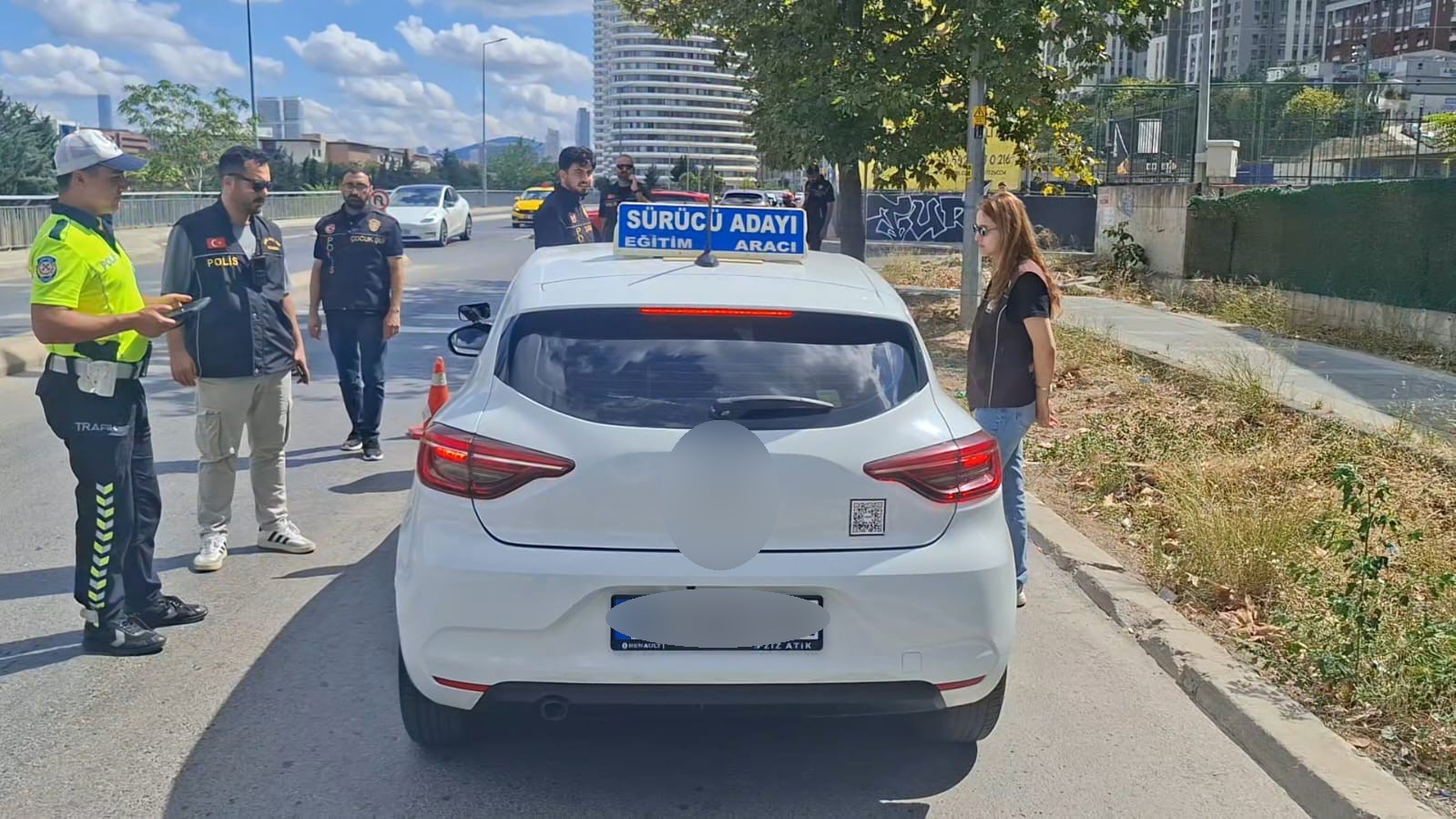 Kadık&ouml;y&rsquo;de okul &ccedil;evrelerinde g&uuml;venlik uygulaması ger&ccedil;ekleştirildi