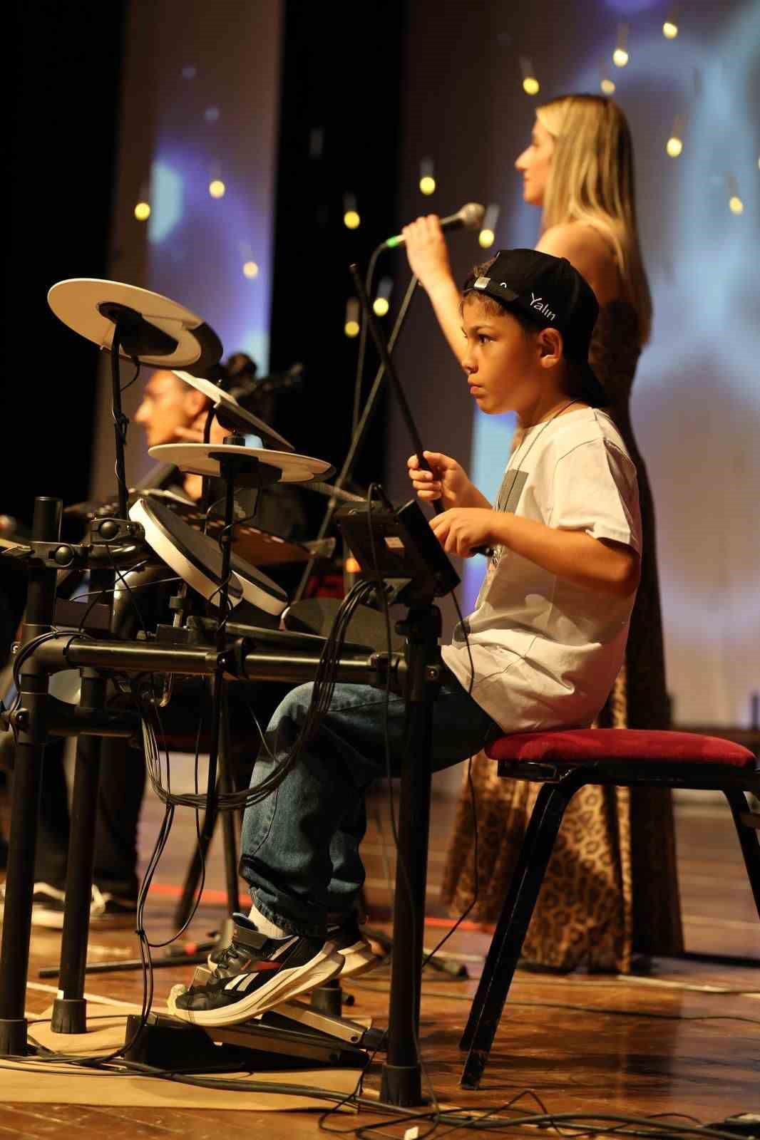 Pazardaki oyuncak davulla başladı, daha 9 yaşında okul orkestrasının ritmi oldu