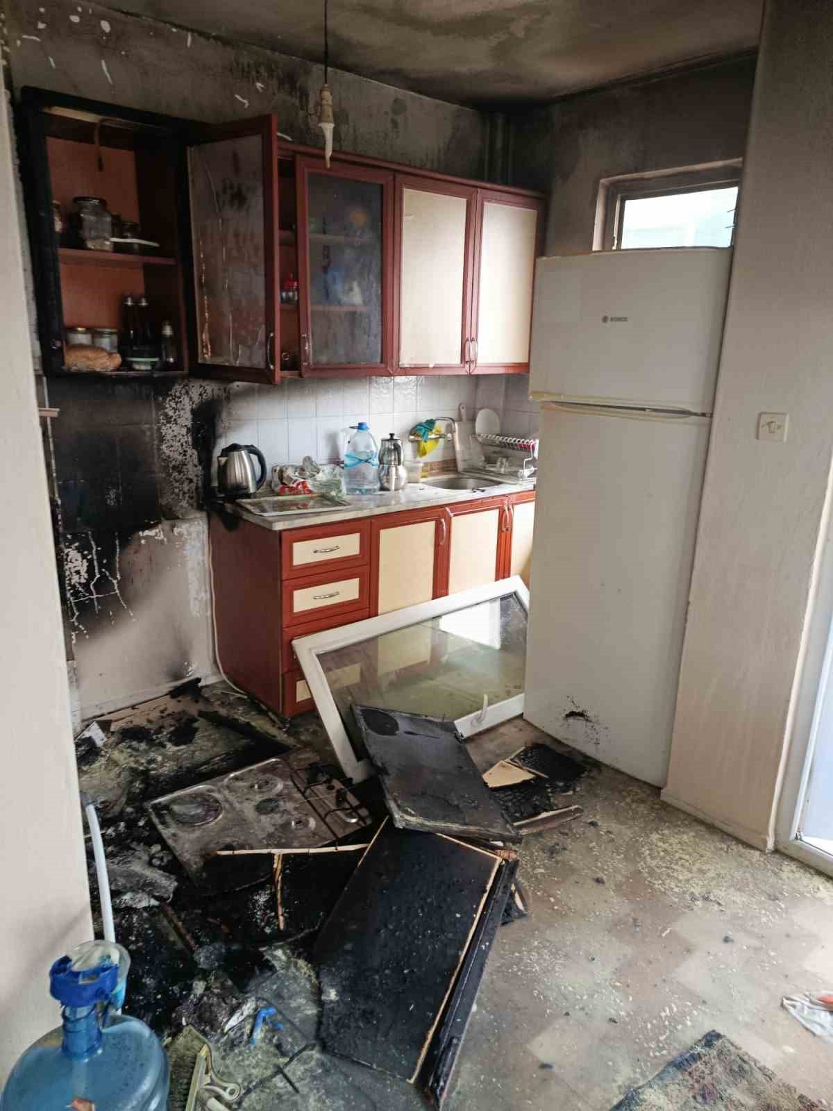Alanya’da apartman dairesinin mutfağında çıkan yangın korkuttu