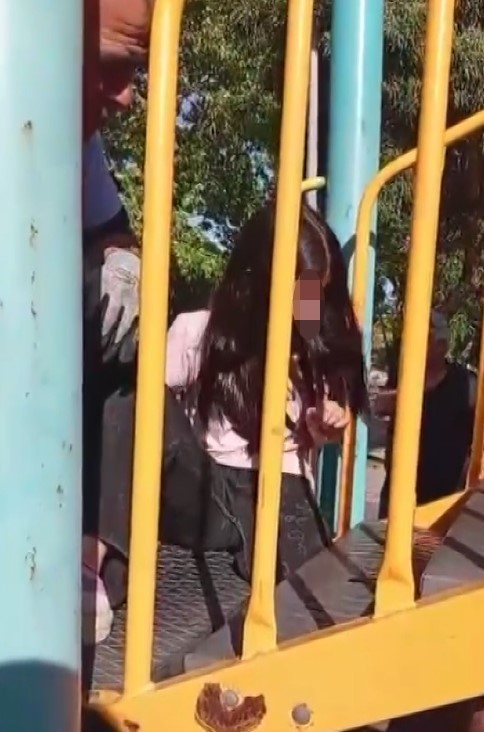 Ayağı parktaki oyun grubuna sıkışan çocuğu itfaiye kurtardı