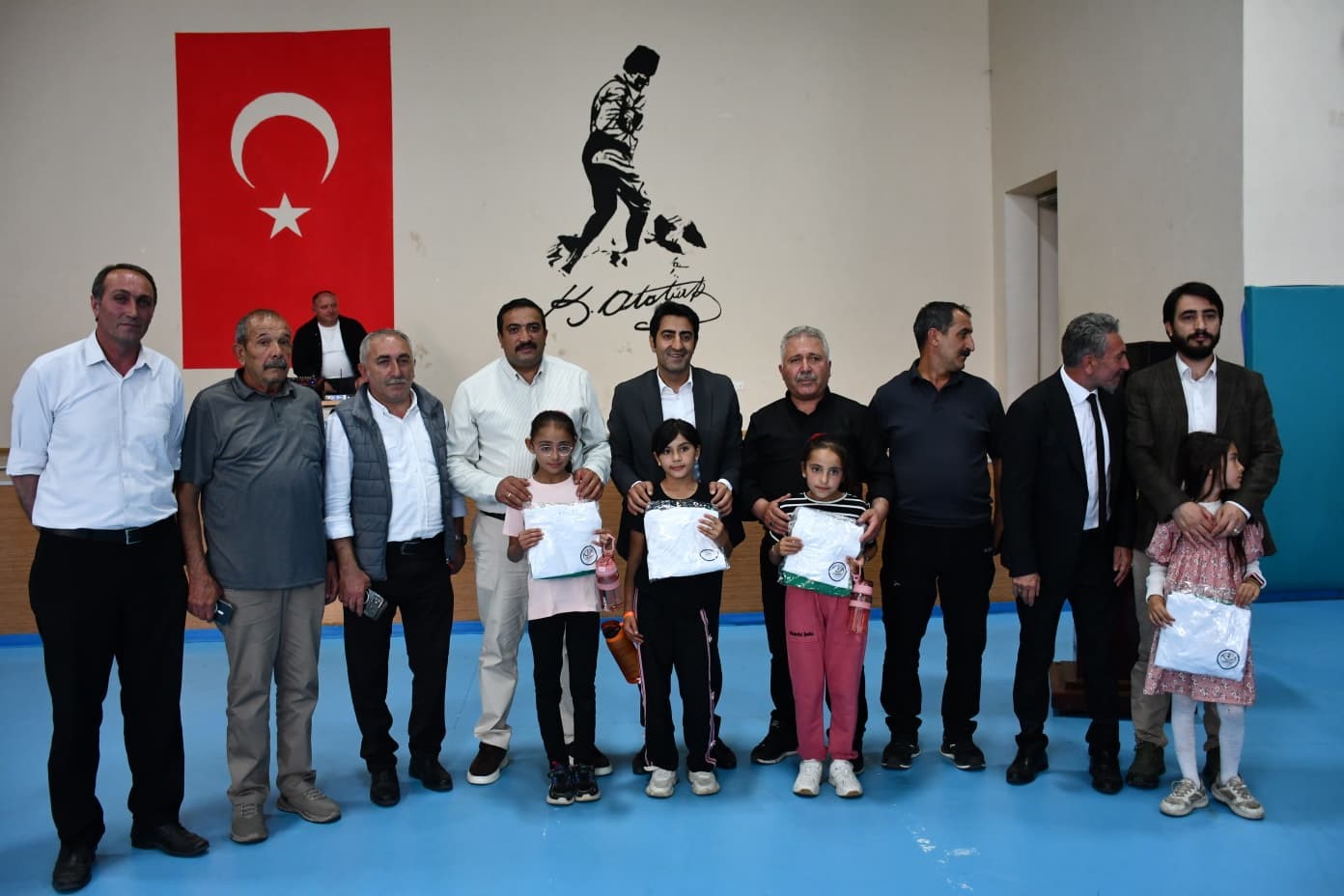 Sarıkamış&rsquo;ta minik sporculara forma s&uuml;rprizi: Gen&ccedil;liğe destek verenlere plaket takdim edildi