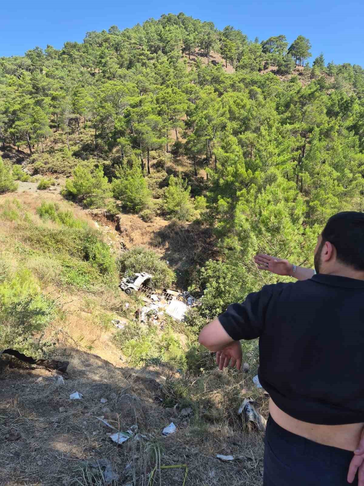Kumluca’da şarampole devrilen kamyon şoförü hayatını kaybetti
