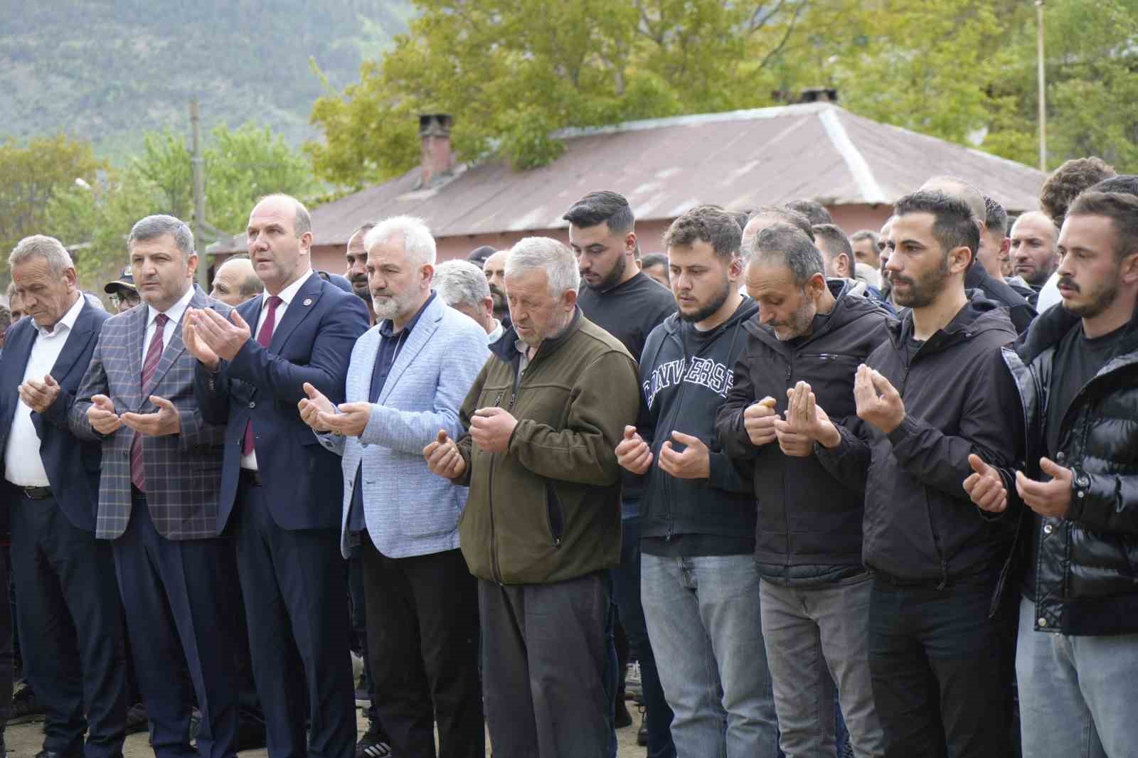 Gümüşhane’de öldürülen genç kadın son yolculuğuna uğurlandı