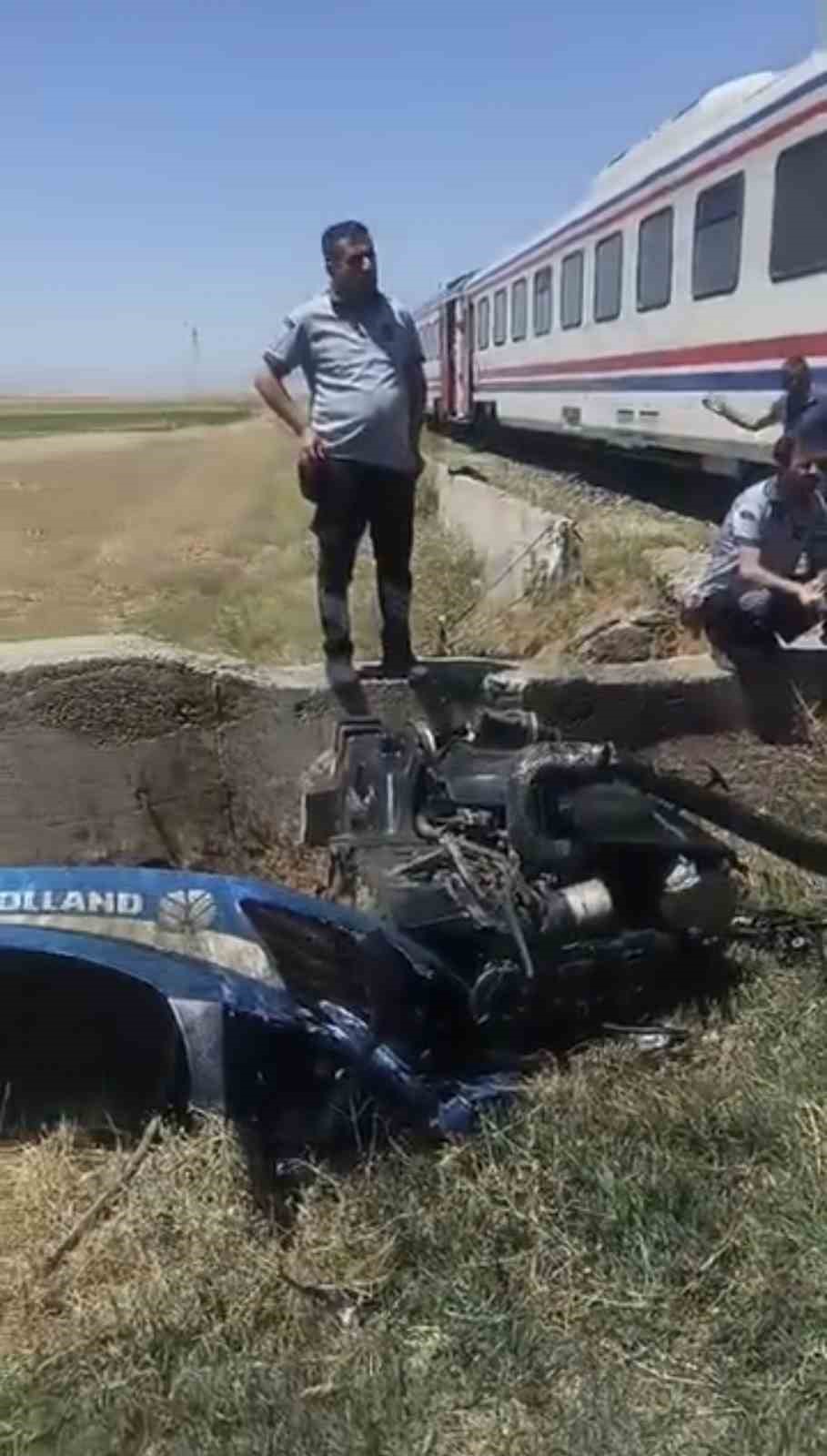 Muş&rsquo;ta yolcu treninin &ccedil;arptığı trakt&ouml;r ikiye ayrıldı