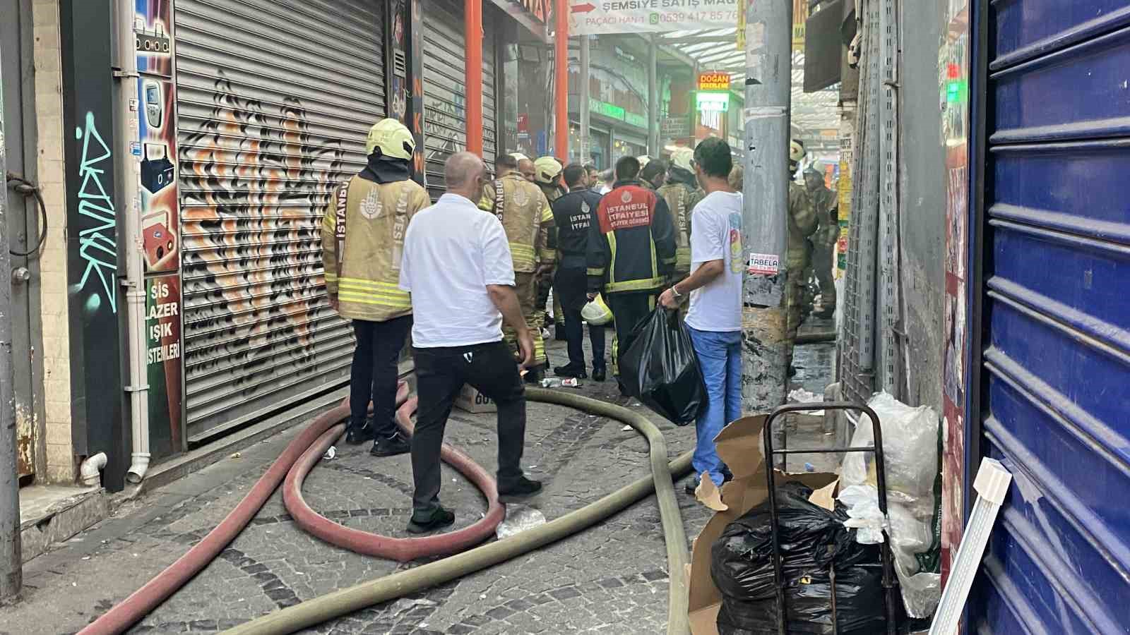 Emin&ouml;n&uuml;&rsquo;nde iş yerindeki yangında itfaiye erleri dumandan etkilendi