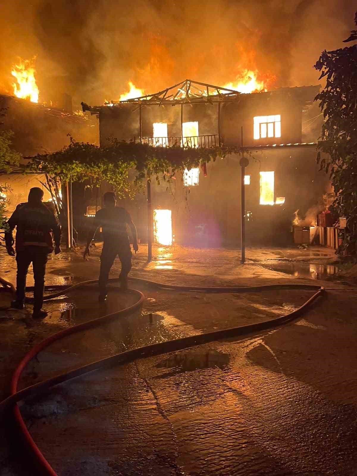 Ahşap evde çıkan yangın yanındaki diğer ahşap eve de sıçradı
