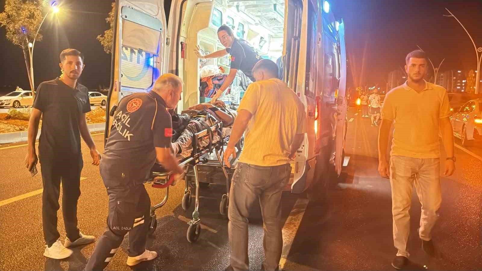 Seyir halindeki kamyonetin yolcu koltuğundan düşen şahıs yaralandı