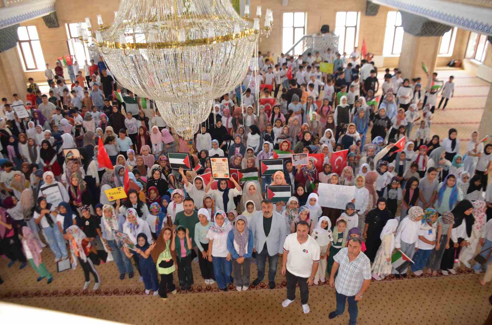 Bulanık’ta TÜGVA yaz okulu kapsamında 600 öğrenci camide buluştu