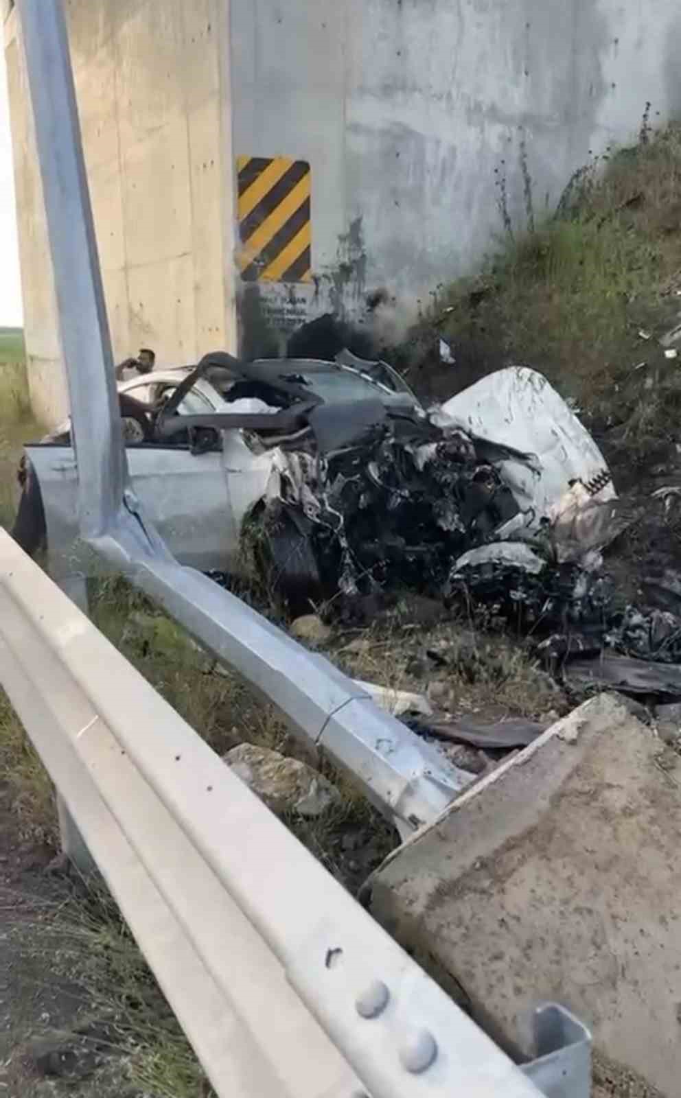 Otomobil direğe çarptı: 1 ölü, 1 yaralı