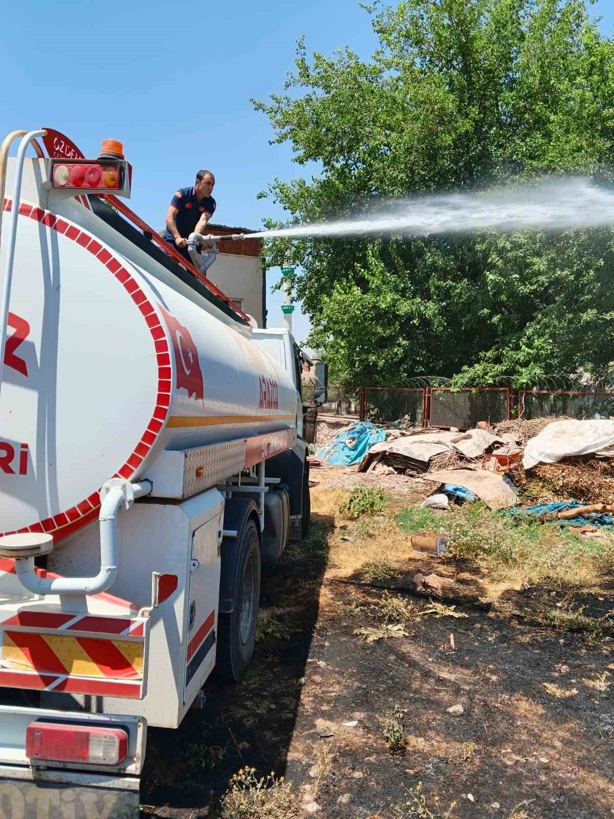 Siirt bir evin bah&ccedil;esinde &ccedil;ıkan yangın s&ouml;nd&uuml;r&uuml;ld&uuml;