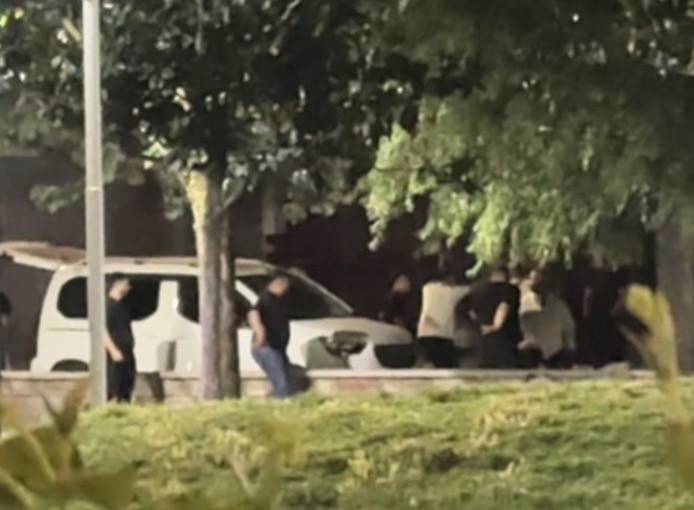 Parkta tekme tokatlar havada uçuştu