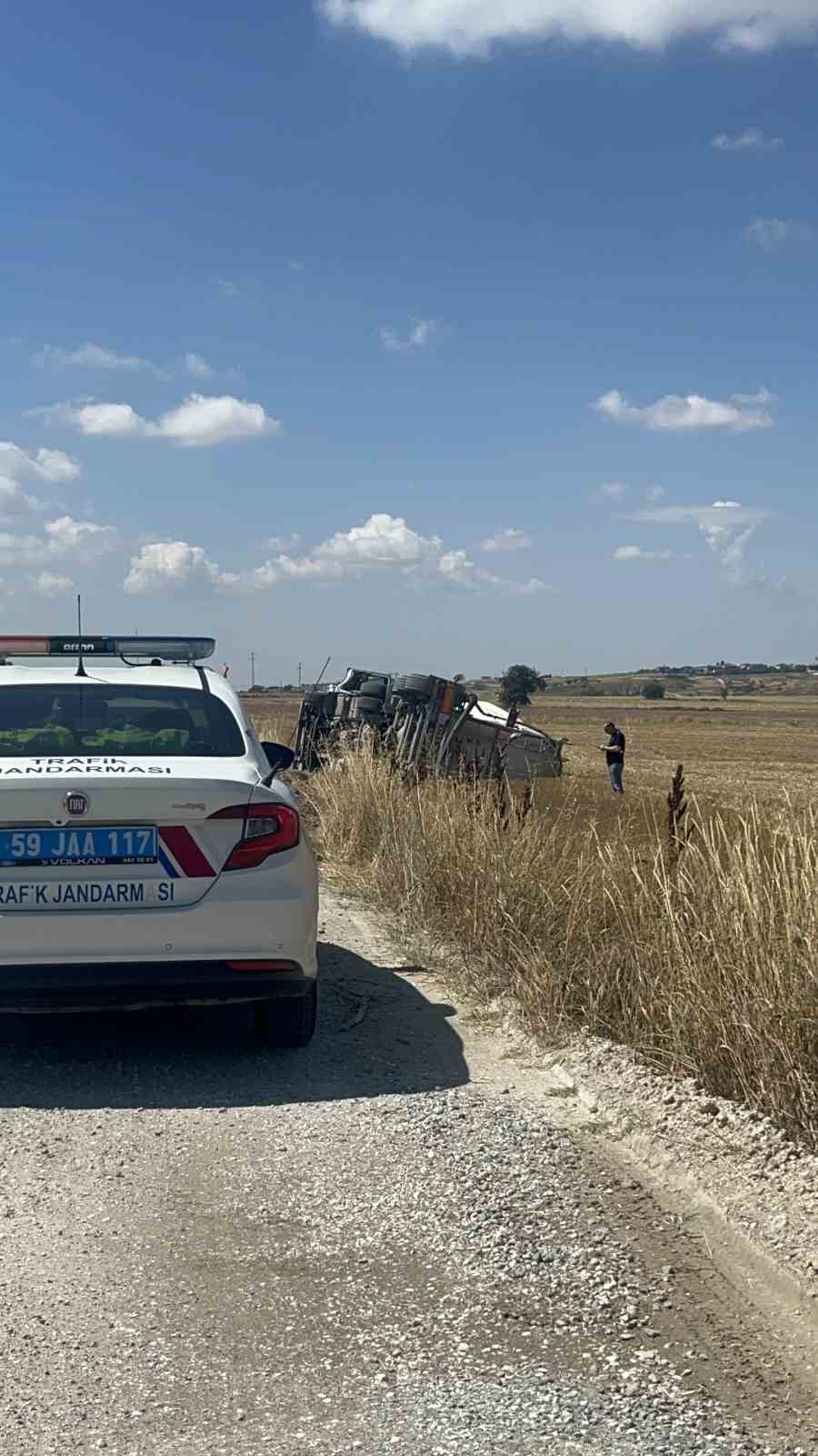 Tekirdağ&rsquo;da devrilen tırın s&uuml;r&uuml;c&uuml;s&uuml; yaralandı