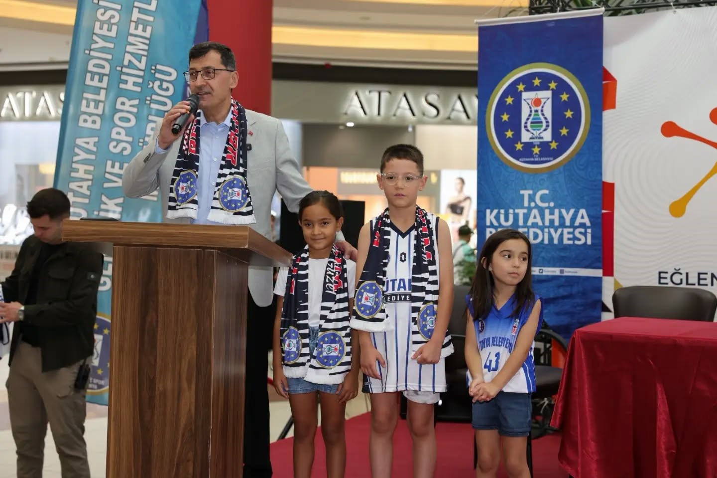 K&uuml;tahya Belediyespor Basketbol Takımı yeni sezon &ouml;ncesi g&ouml;r&uuml;c&uuml;ye &ccedil;ıktı