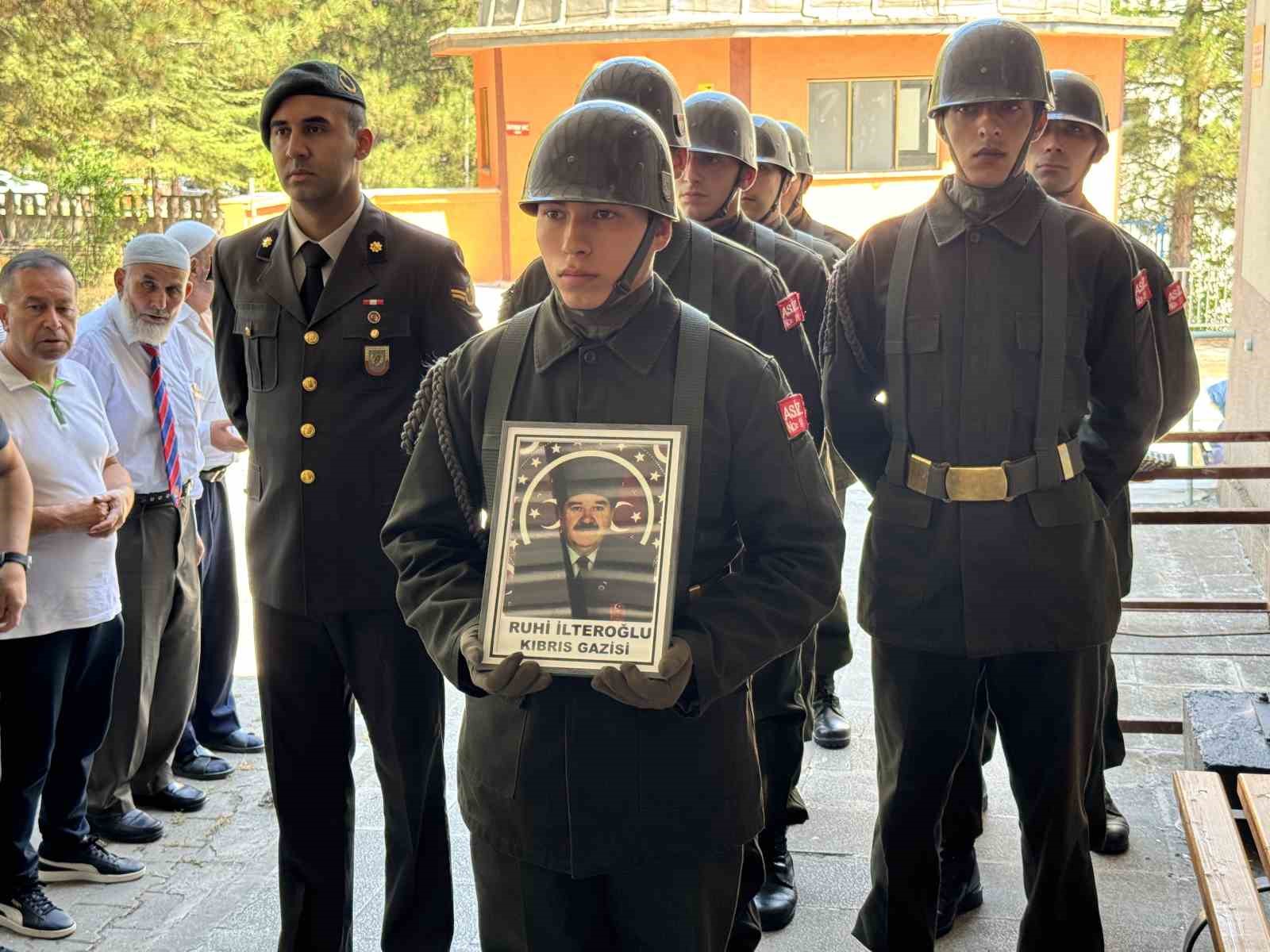 Kıbrıs gazisi askeri törenle uğurlandı