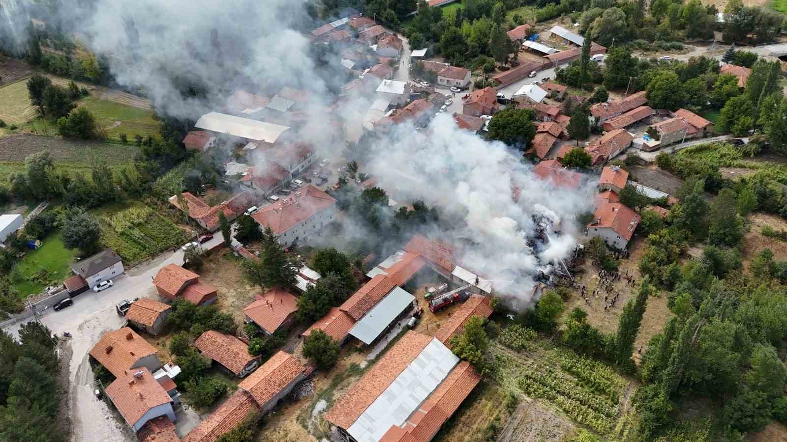 Kütahya’da yangın paniği: Ev, ahır ve samanlık zarar gördü