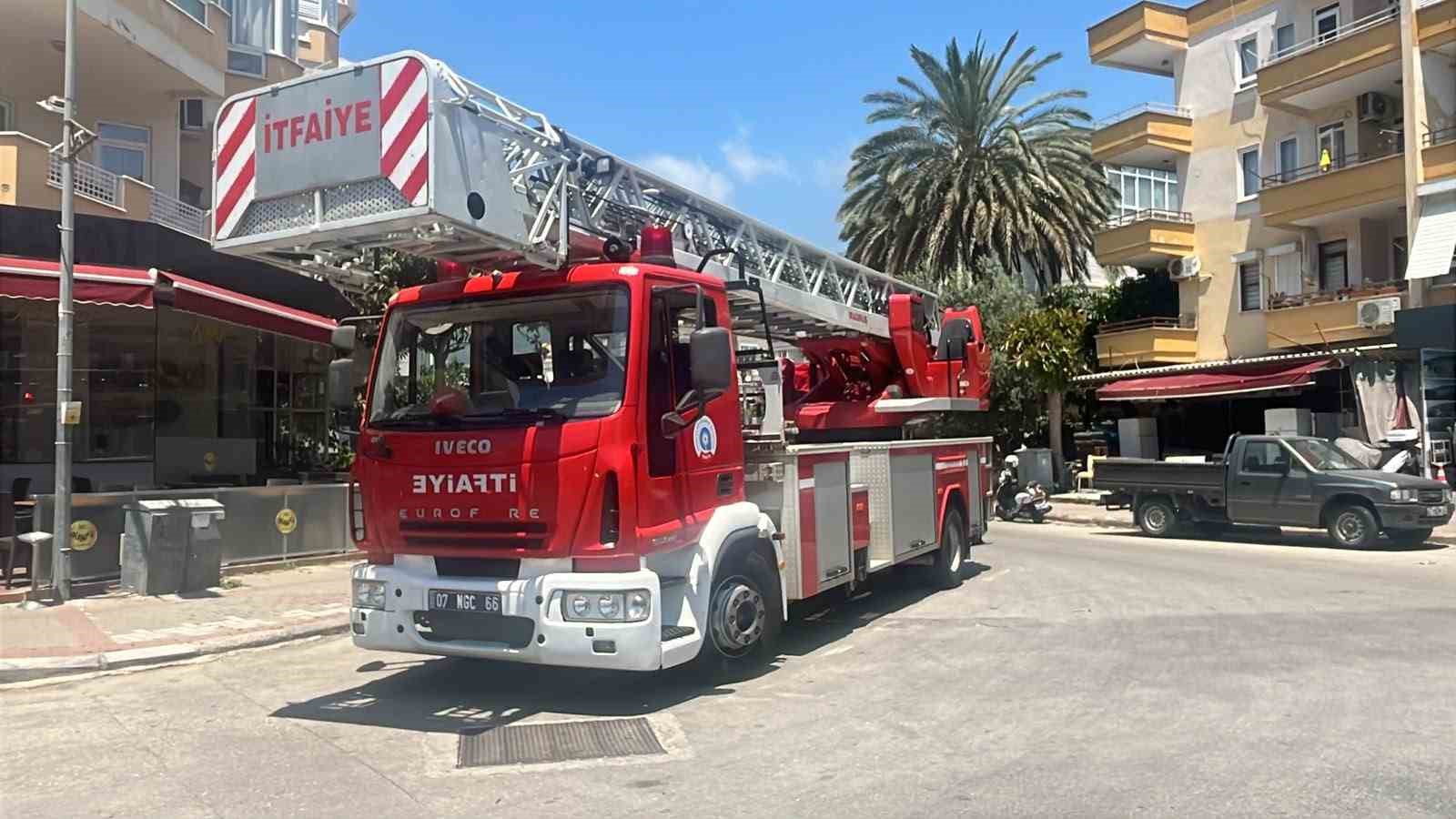 Alanya&rsquo;da bunalıma girip &ccedil;atıya &ccedil;ıkan şahsı polis ekipleri ikna etti