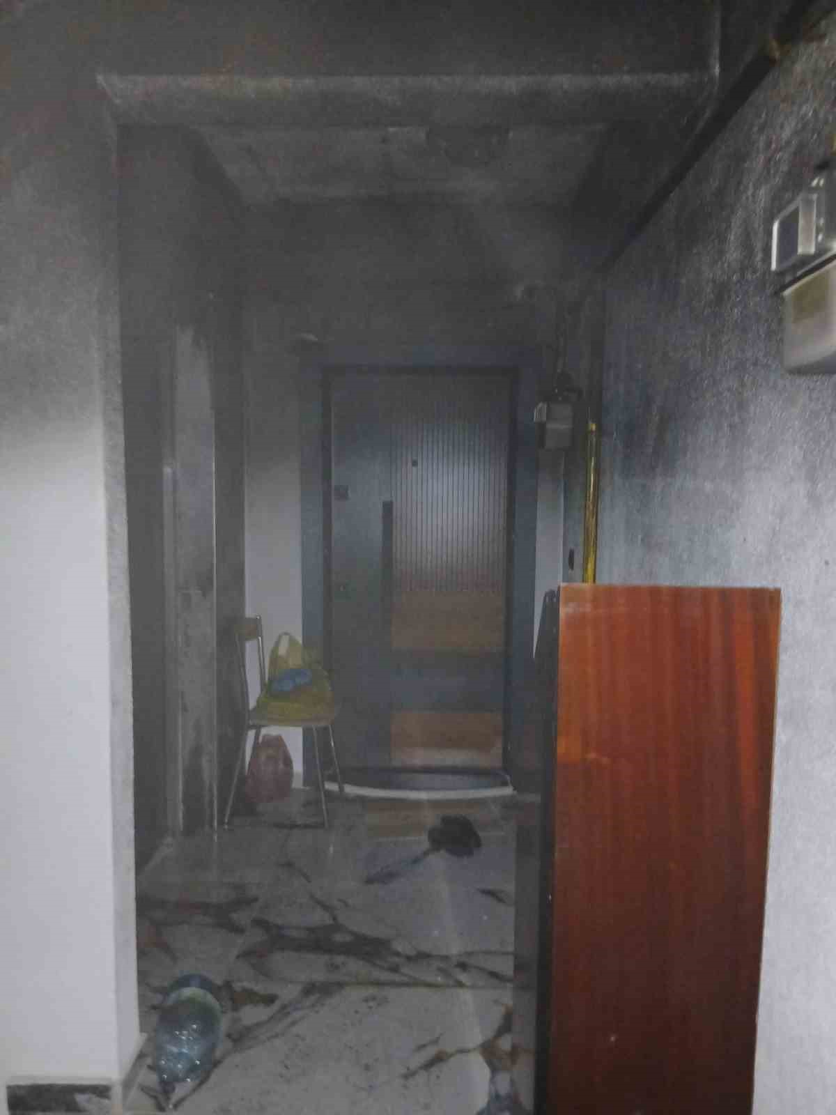 Eskişehir&rsquo;de 2 katlı binada yangın: 5 kişi dumandan etkilendi