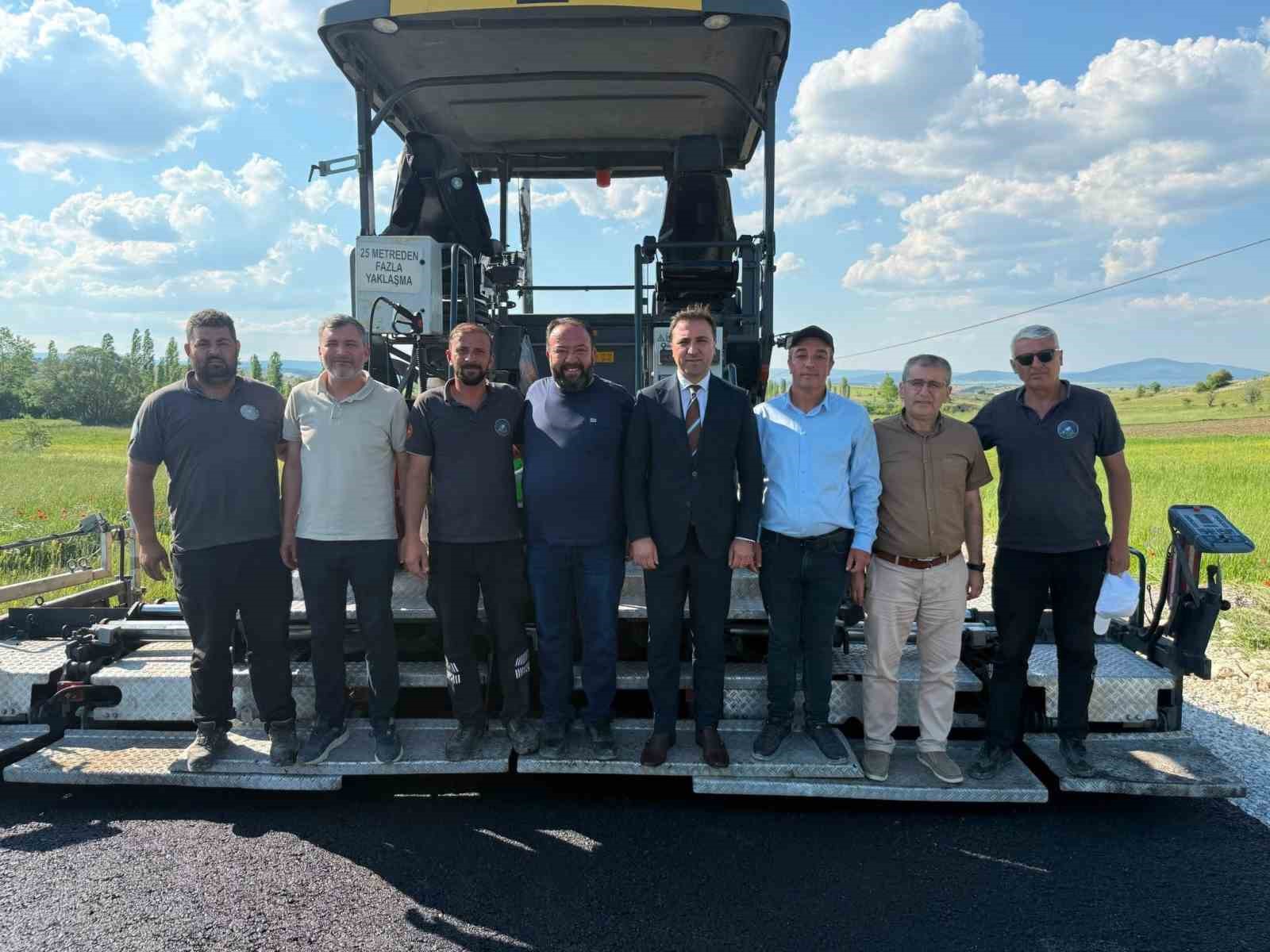 Çavdarhisar’da İlcikören bağlantı yolunda asfalt çalışmaları yerinde incelendi