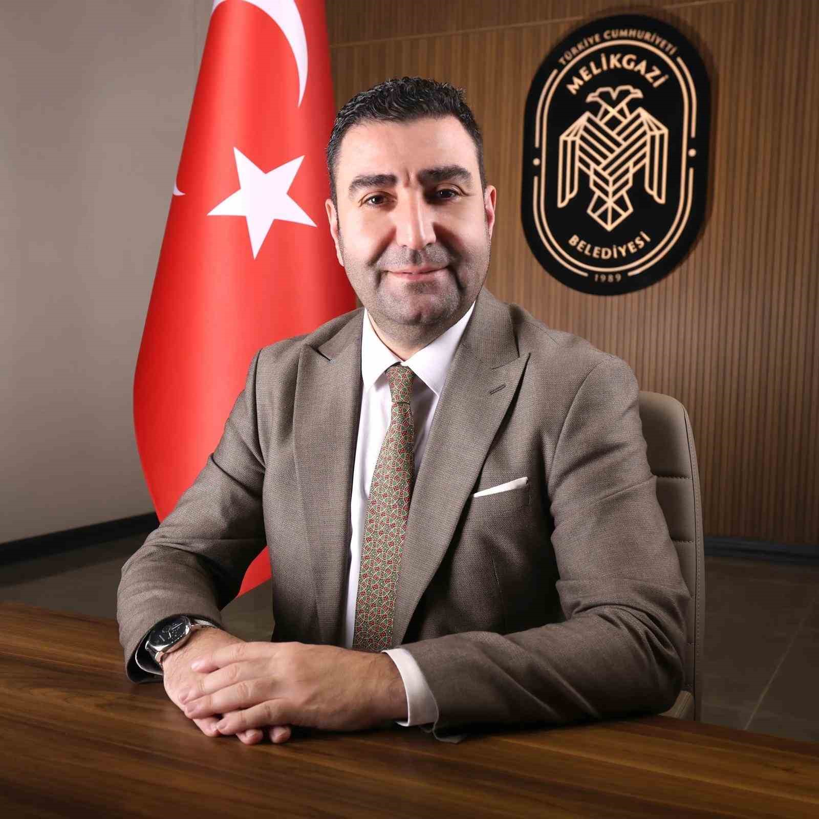 Bisikletten d&uuml;şerek hayatını kaybeden &ouml;zel kalem m&uuml;d&uuml;r&uuml; toprağa verildi