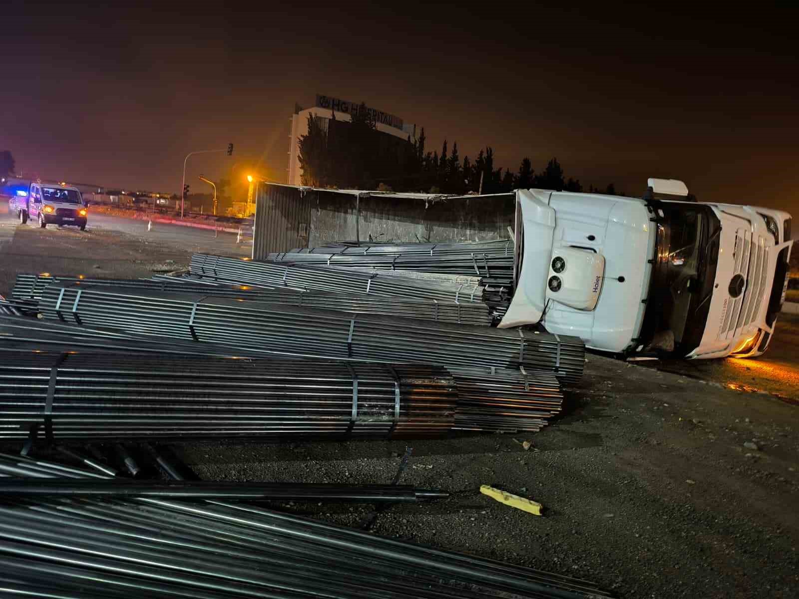 Dörtyol’da demir yüklü tır devrildi