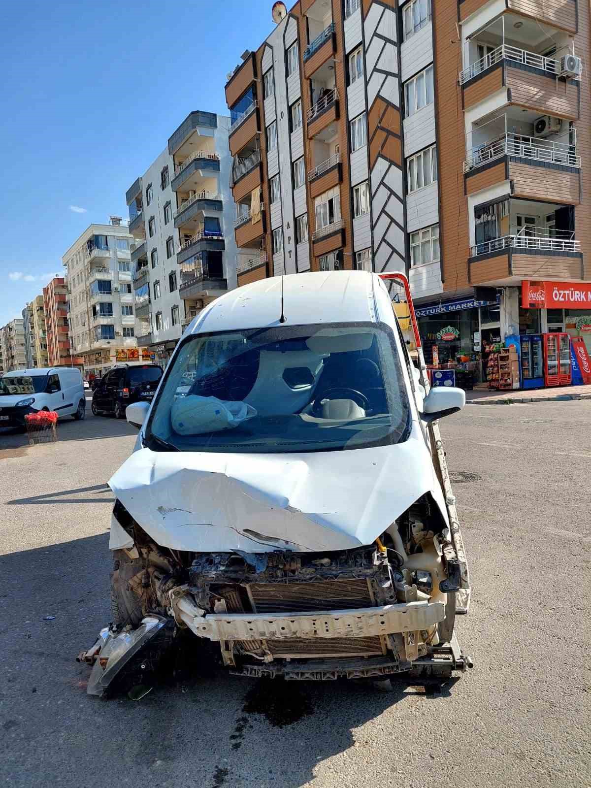 Biri ağır 2 kişinin yaralandığı kaza g&uuml;venlik kamerasına yansıdı