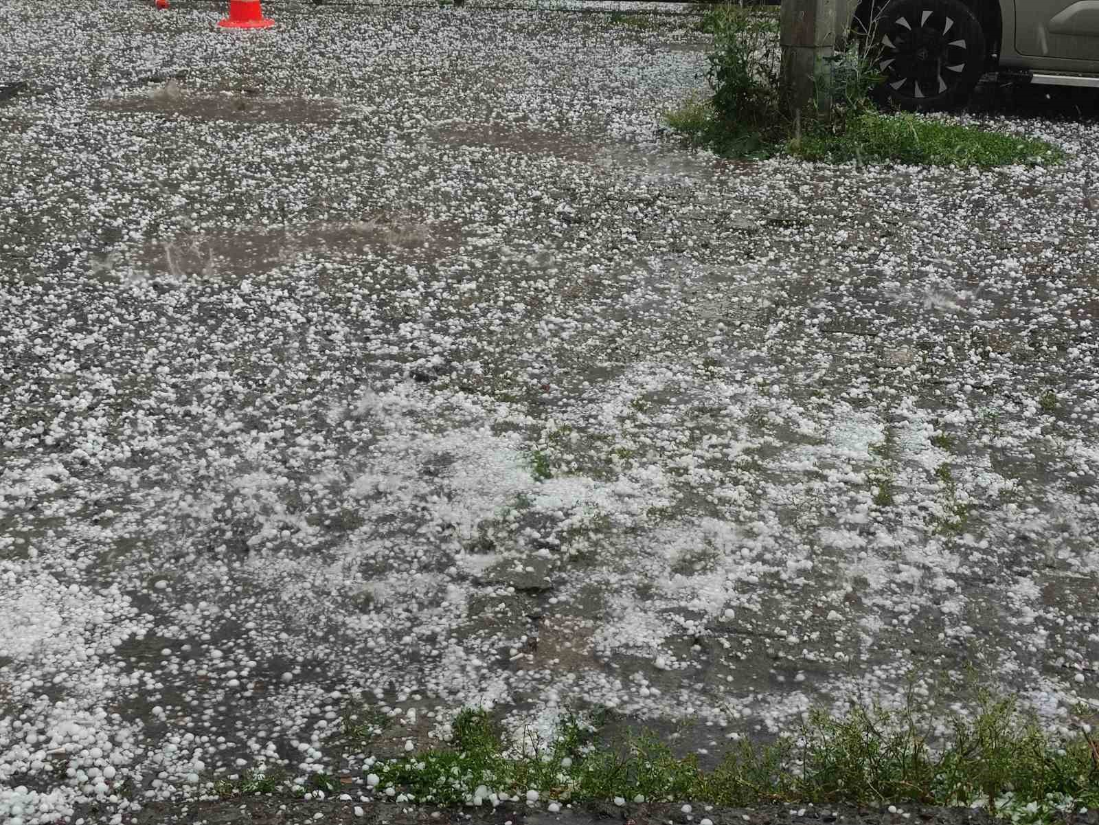 Doluya karşı ilginç önlem: Araçların üzerine battaniye serdiler