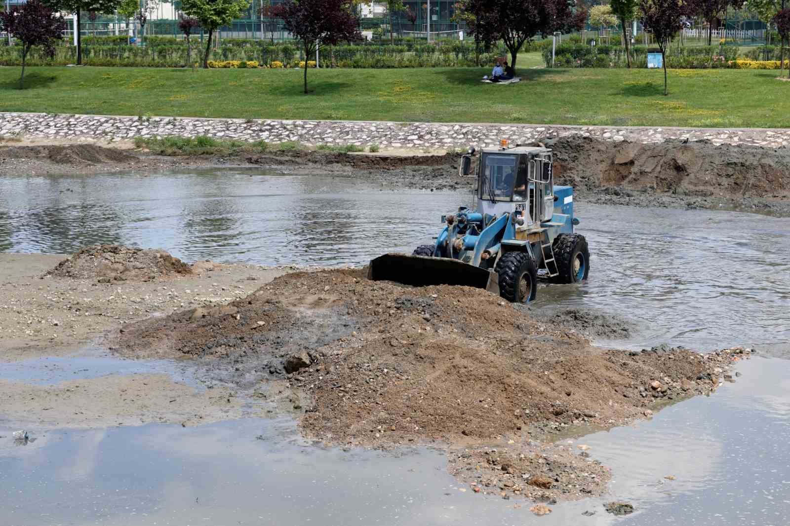 Bursa B&uuml;y&uuml;kşehir&rsquo;den H&uuml;davendigar&rsquo;da dere temizliği