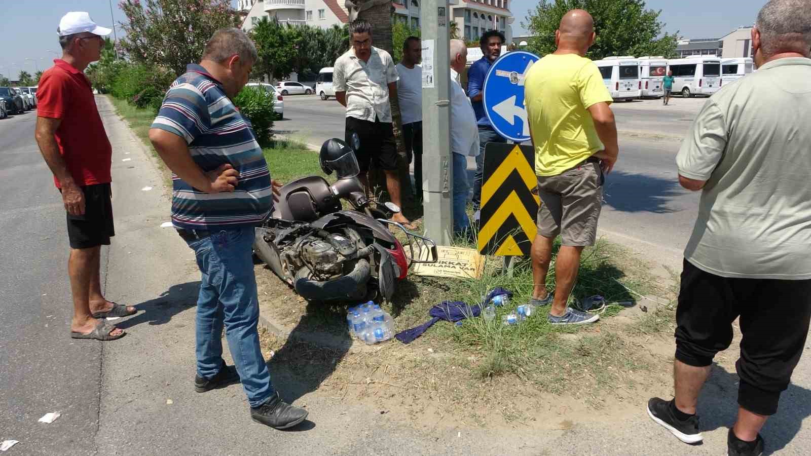 Tur minib&uuml;s&uuml; ile motosiklet &ccedil;arpıştı: 1 yaralı