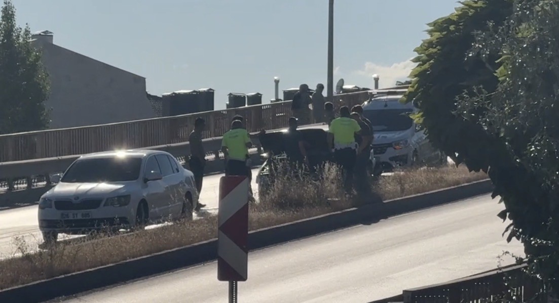 Otomobil ref&uuml;je &ccedil;ıktı, yola d&ouml;k&uuml;len yağ trafiği tehlikeye d&uuml;ş&uuml;rd&uuml;