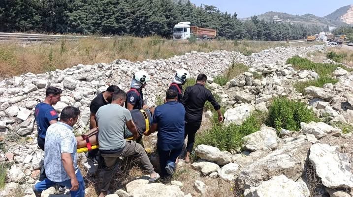 Antakya’da hurdaya dönen kamyonun sürücüsü yaralandı