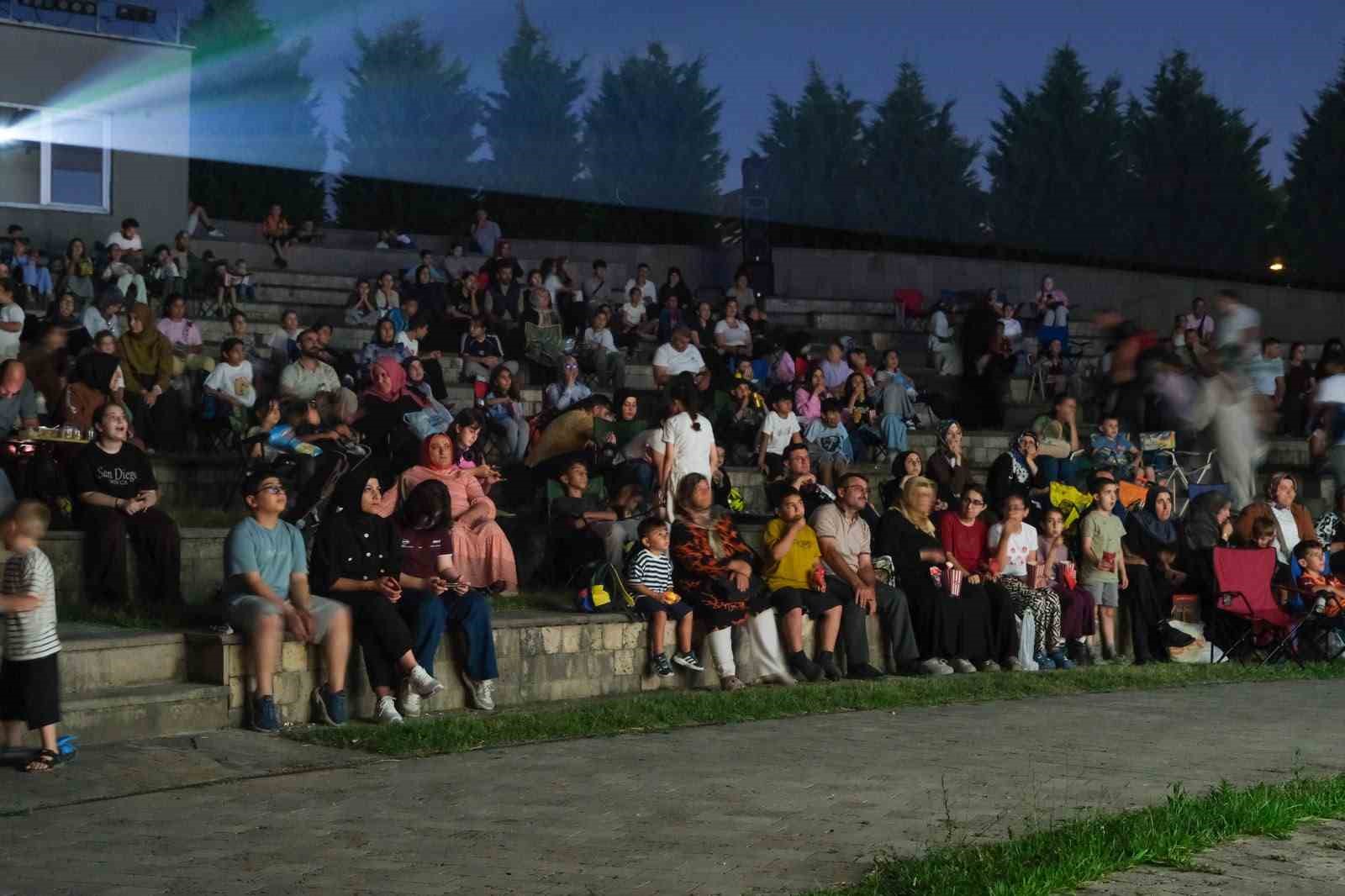 Sakarya’da açık hava sineması keyfi ilçe ilçe devam ediyor
