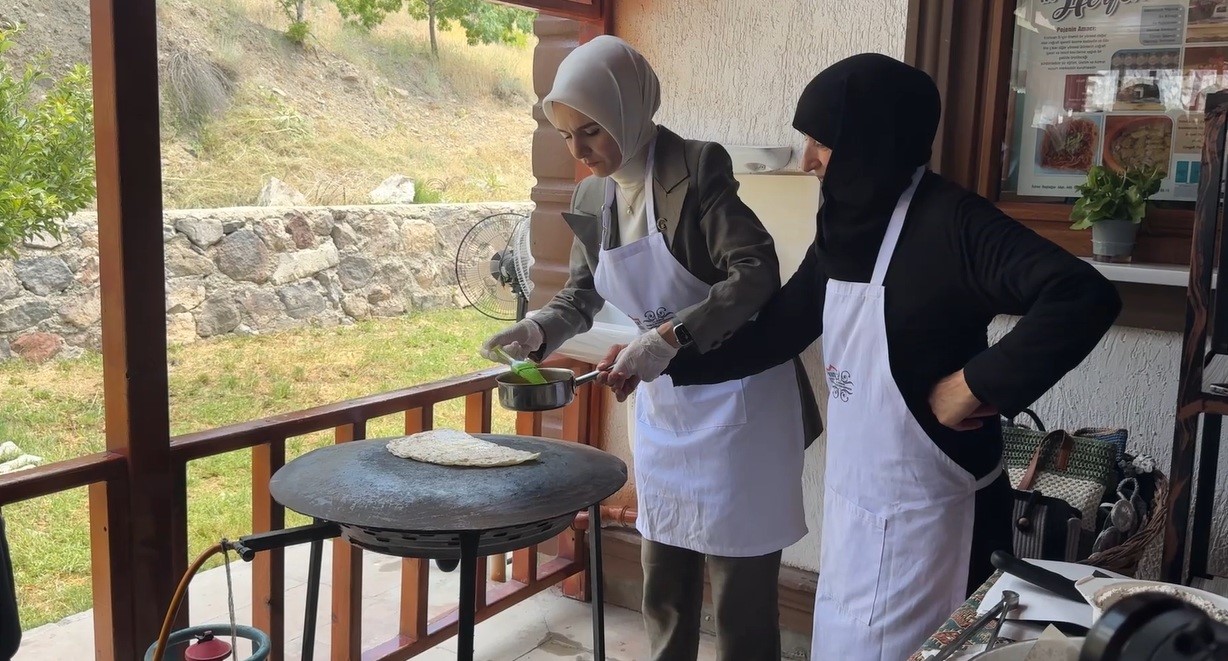 Bakan Göktaş, Erzincan’da kadın kooperatifinde gözleme pişirip ikram etti