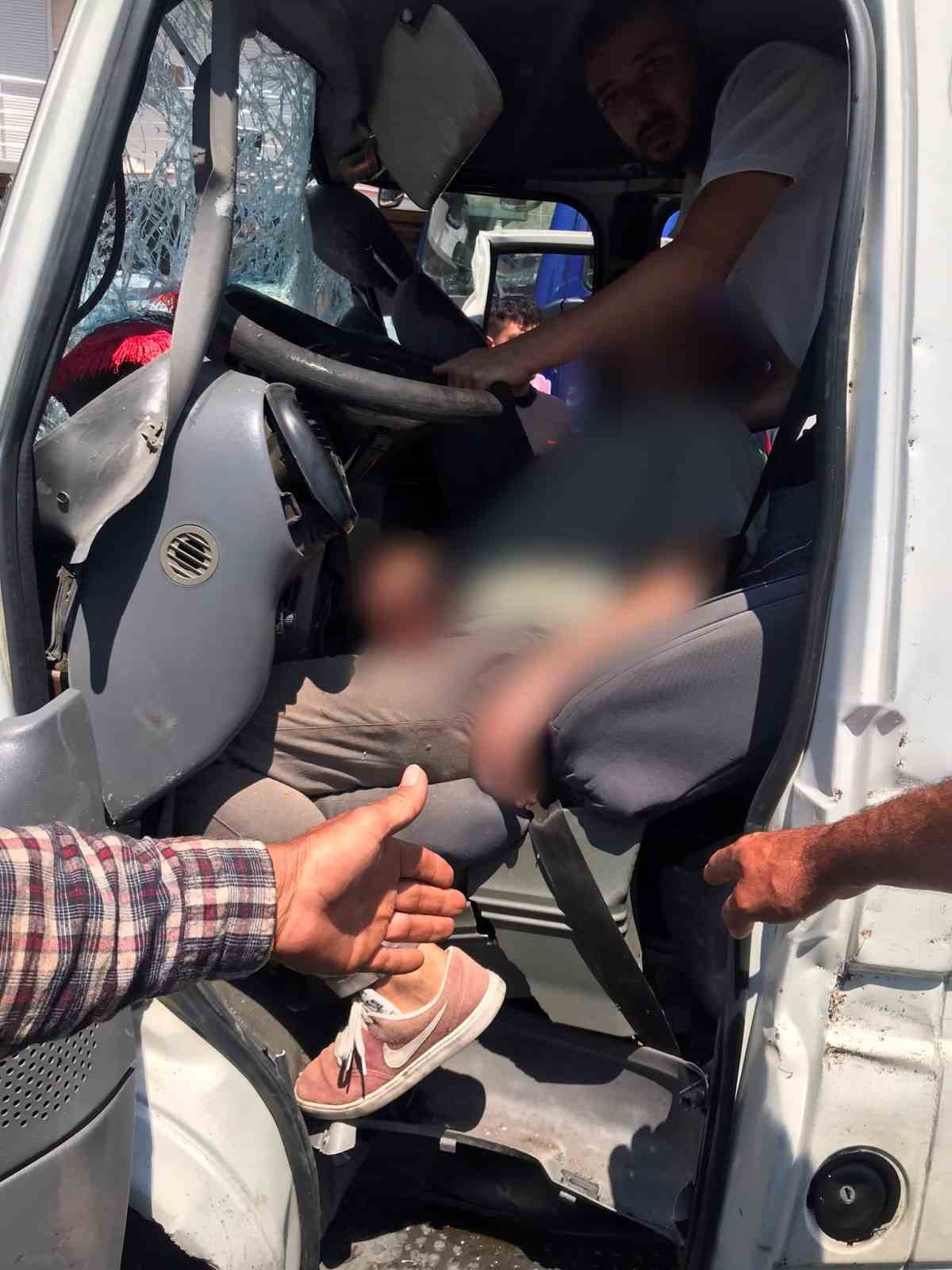 Buharkent’te iki minibüs çarpıştı: 8 yaralı