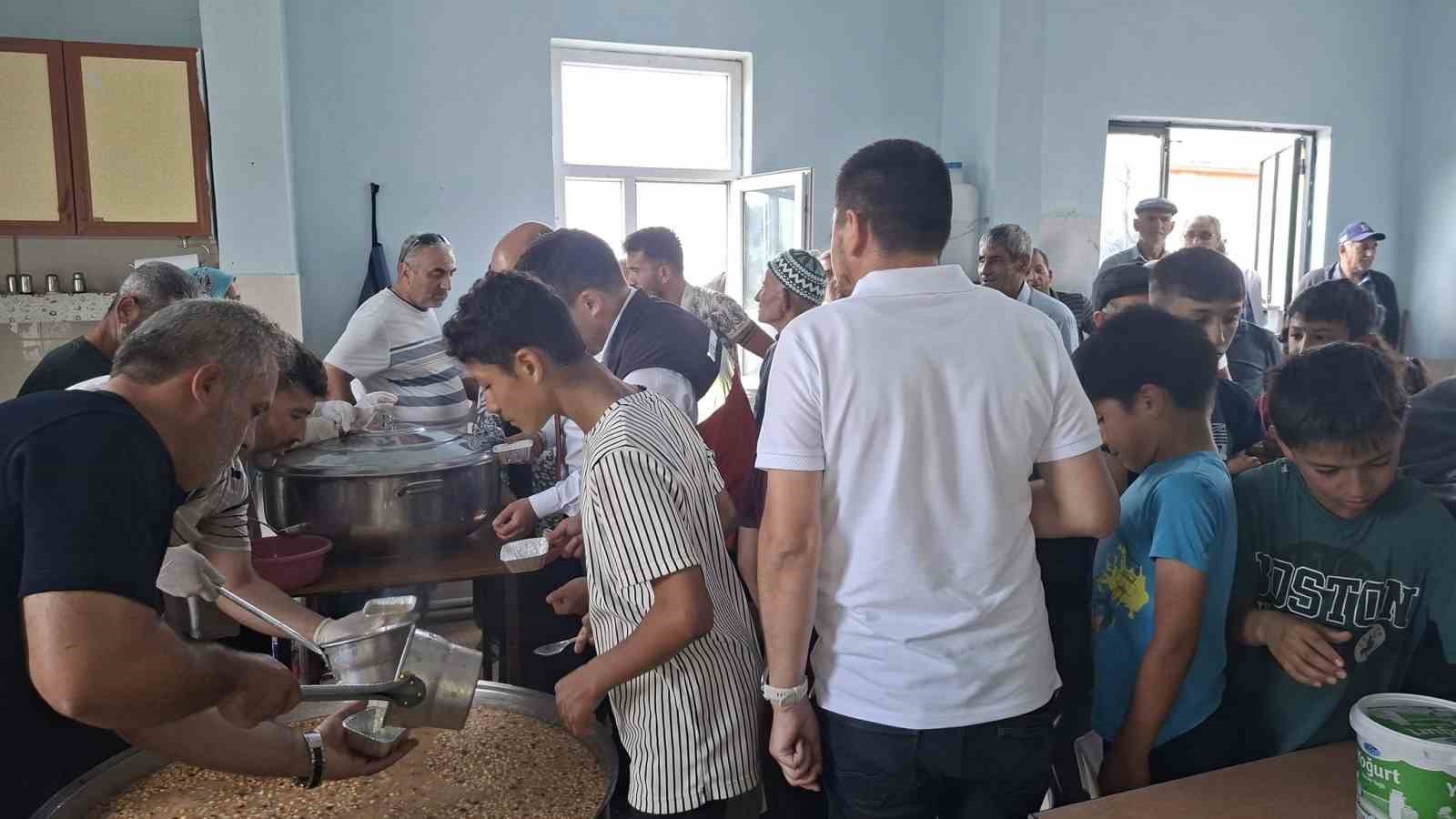 Hisarcık Kutluhallar k&ouml;y&uuml;nde aşure geleneği s&uuml;rd&uuml;r&uuml;l&uuml;yor