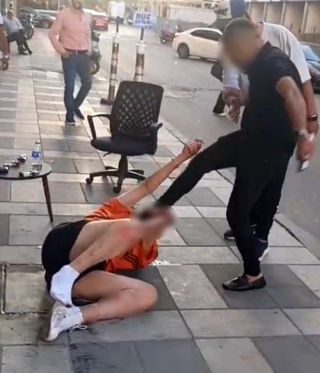 Kilis&rsquo;te cadde ortasında tekme tokat darp anları kamerada