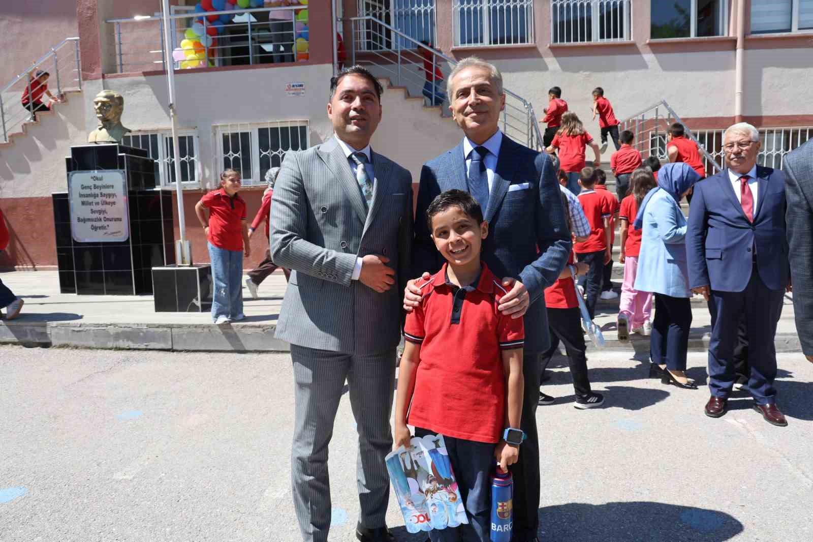"Vali olmak istiyorum" diyen minik &ouml;ğrenci karne t&ouml;renine damga vurdu