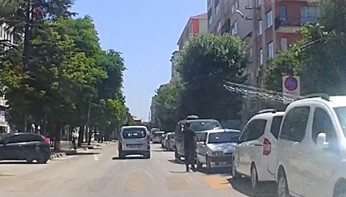 Yaya geçidinde dur işareti yaptığı araç durmayınca arkasından kovaladı