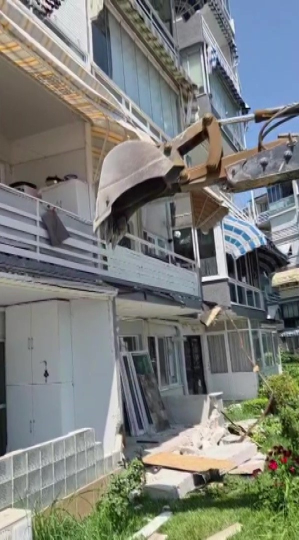 20 santimetrelik balkon &ccedil;ıkıntısı i&ccedil;in kep&ccedil;eli yıkıma ev sahipleri isyan etti