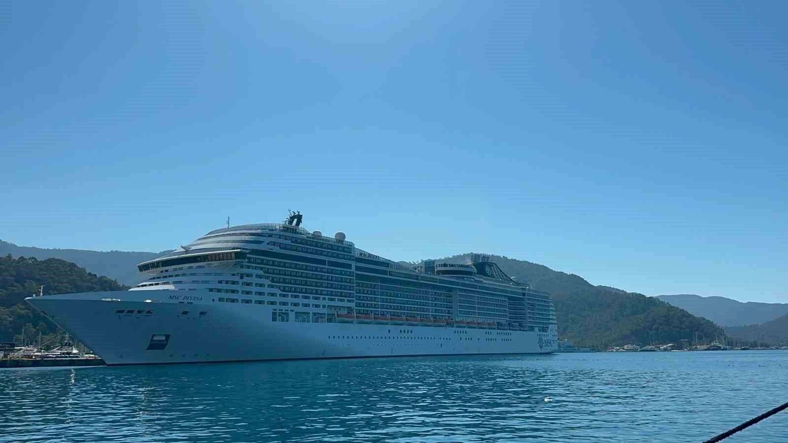 Dev yolcu gemisi Marmaris’e 5 bin yolcu ve mürettebatıyla demir attı