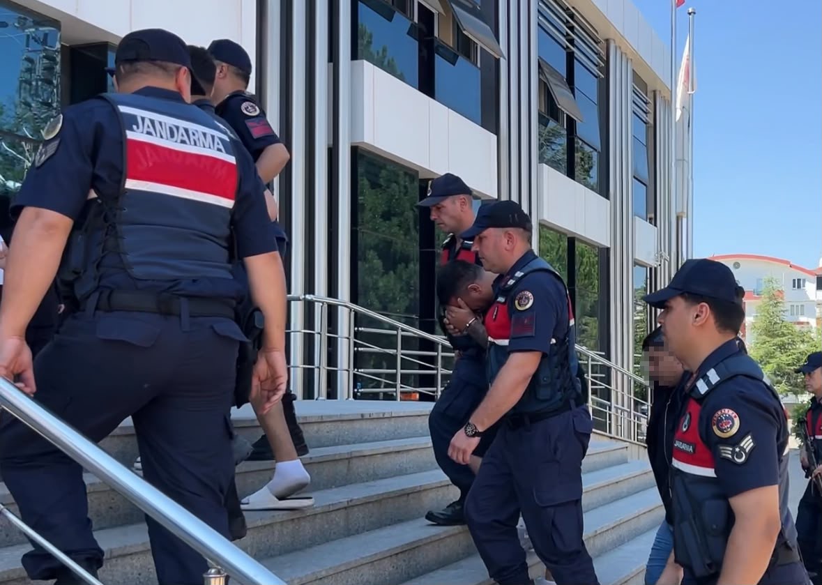 Dolandırıcılar 1 milyon liralık altınla kaçtı, jandarma 48 saat geçmeden yakaladı