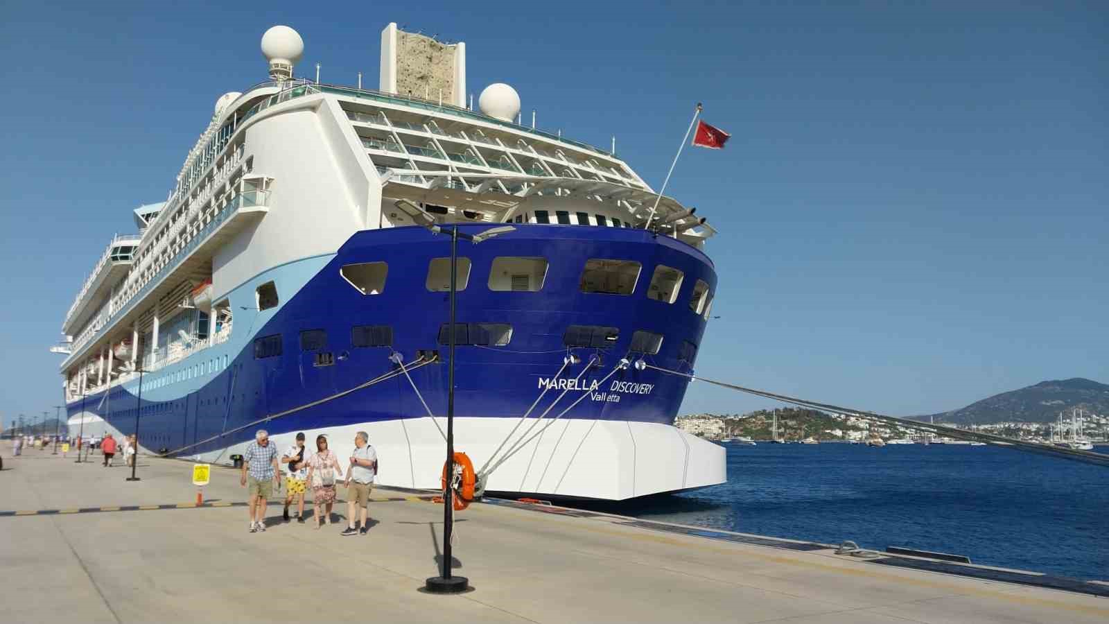 Bodrum’a 2 gemi birden geldi