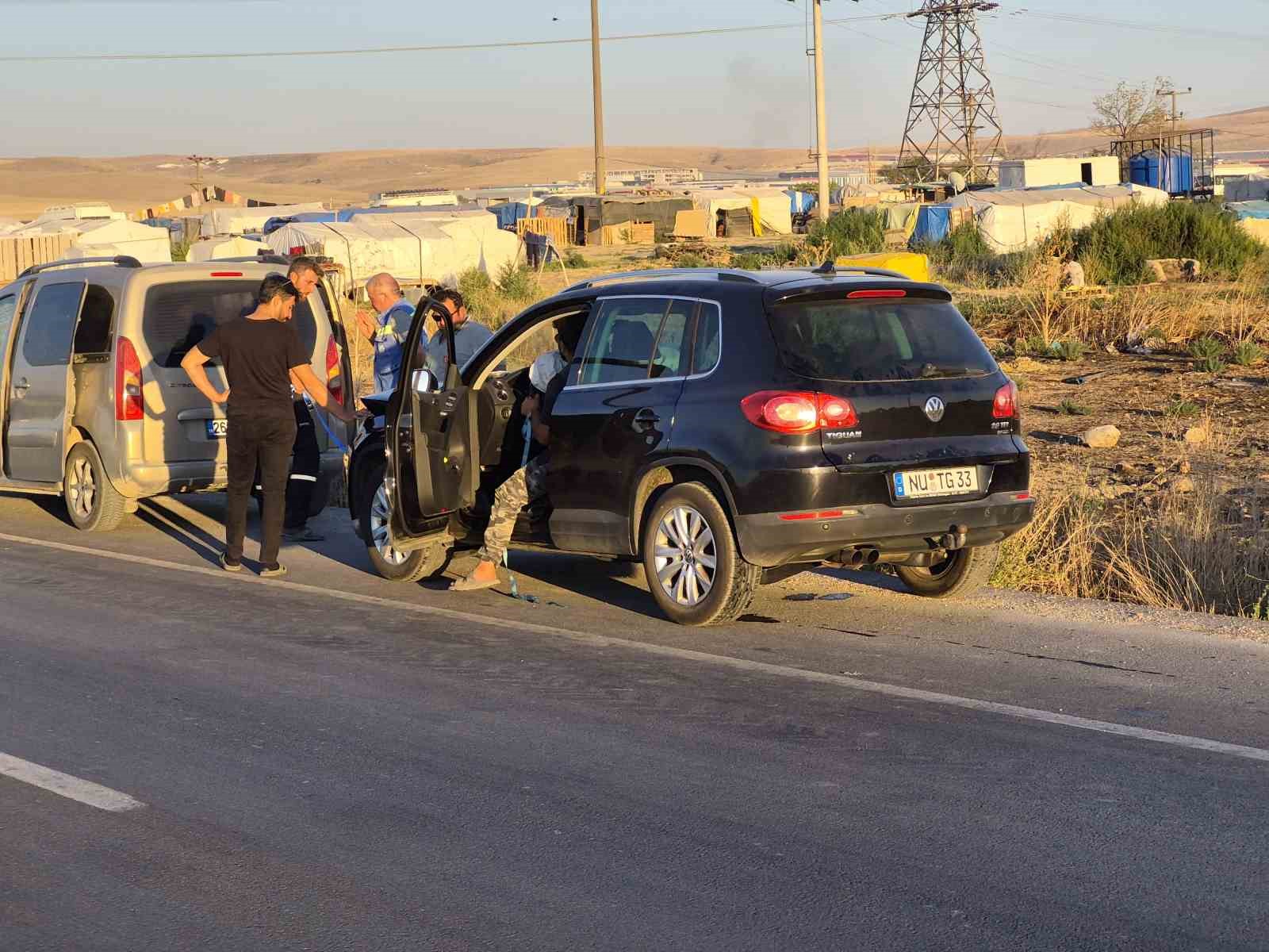 Eskişehir&rsquo;de iki ara&ccedil; kavşakta &ccedil;arpıştı: 3 yaralı