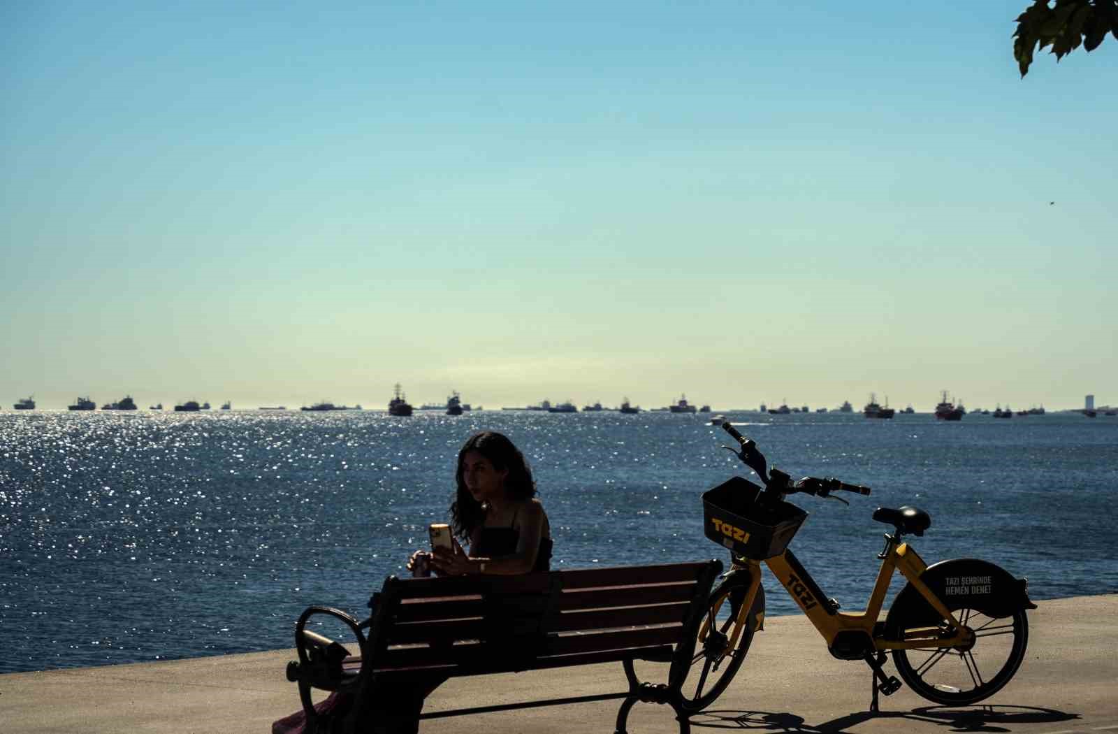 Karadeniz&rsquo;deki saldırı riski nedeniyle ilerleyemeyen gemiler, İstanbul a&ccedil;ıklarını adeta otoparka &ccedil;evirdi