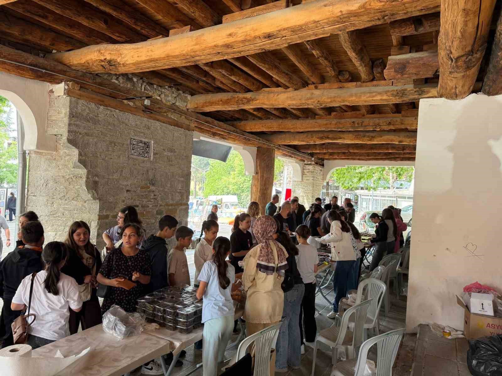 Şaphane&rsquo;de yılsonu hayır &ccedil;arşısı ve sergi yoğun ilgi g&ouml;rd&uuml;