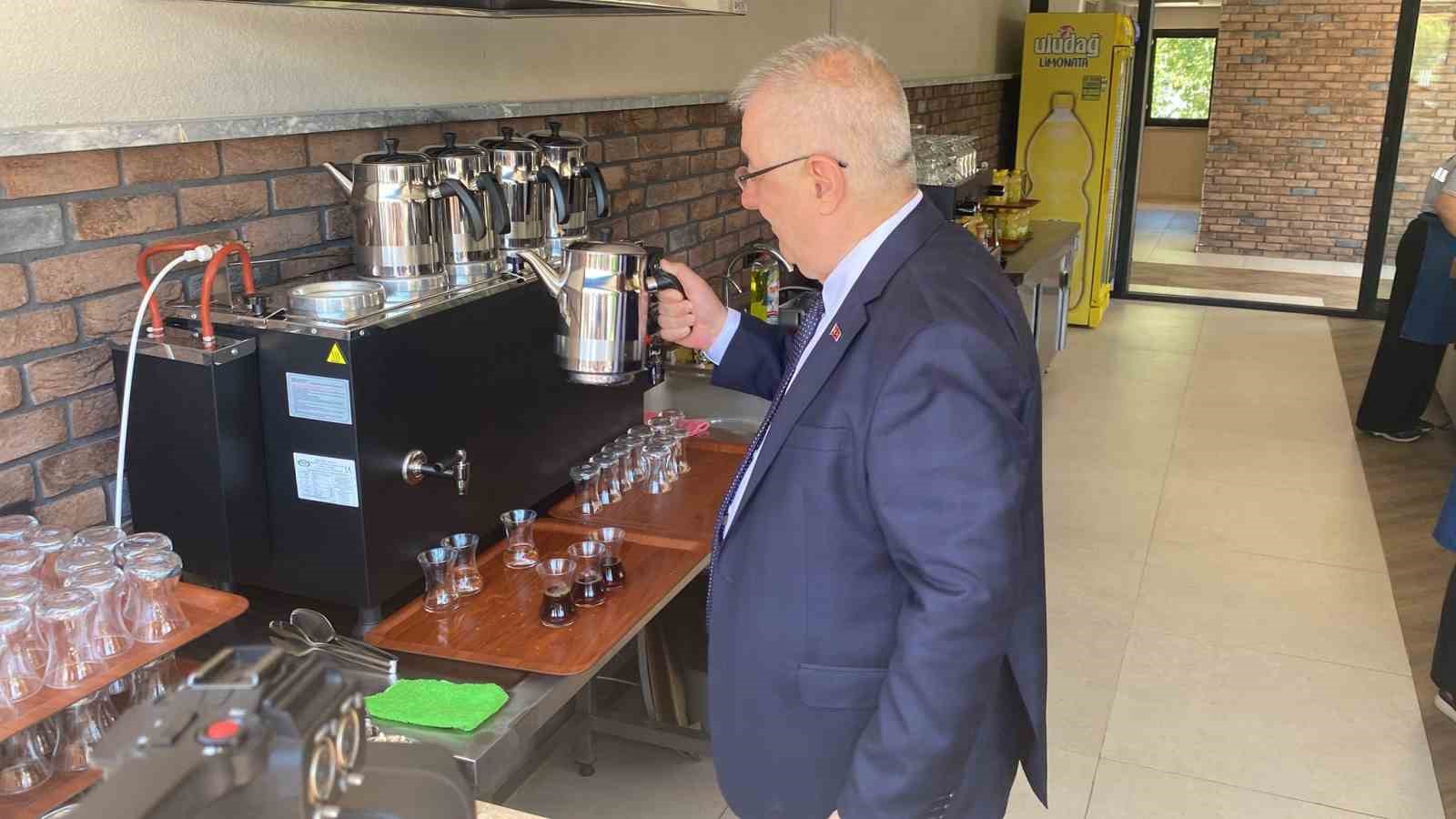 Edremit&rsquo;te Kent Lokantası, Kent Kafe ve Halk &Ccedil;ay Bah&ccedil;esi hizmete a&ccedil;ıldı
