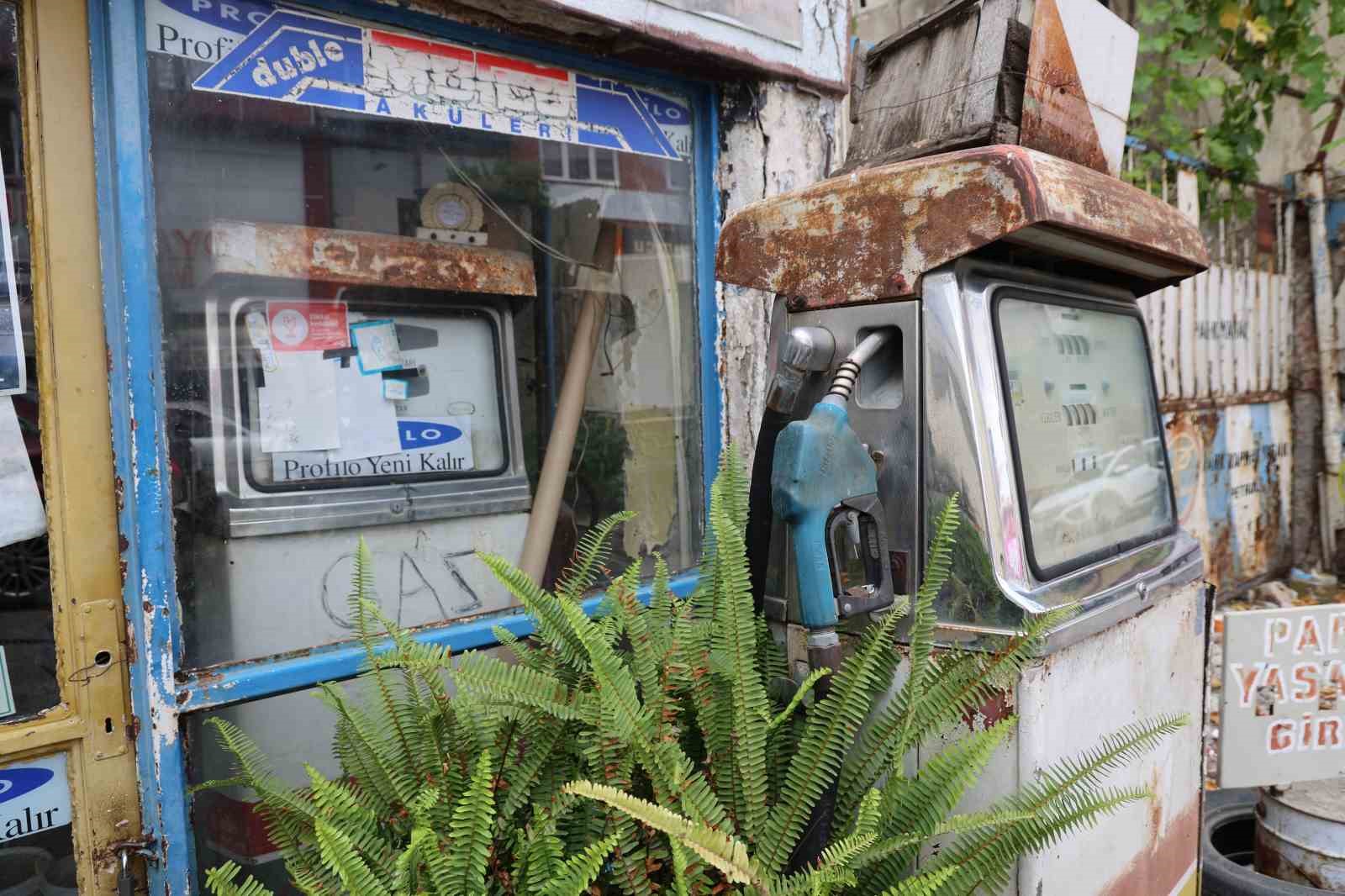 Baba hatırası olan 92 yıllık akaryakıt istasyonu nostaljik görünümüyle dikkat çekiyor