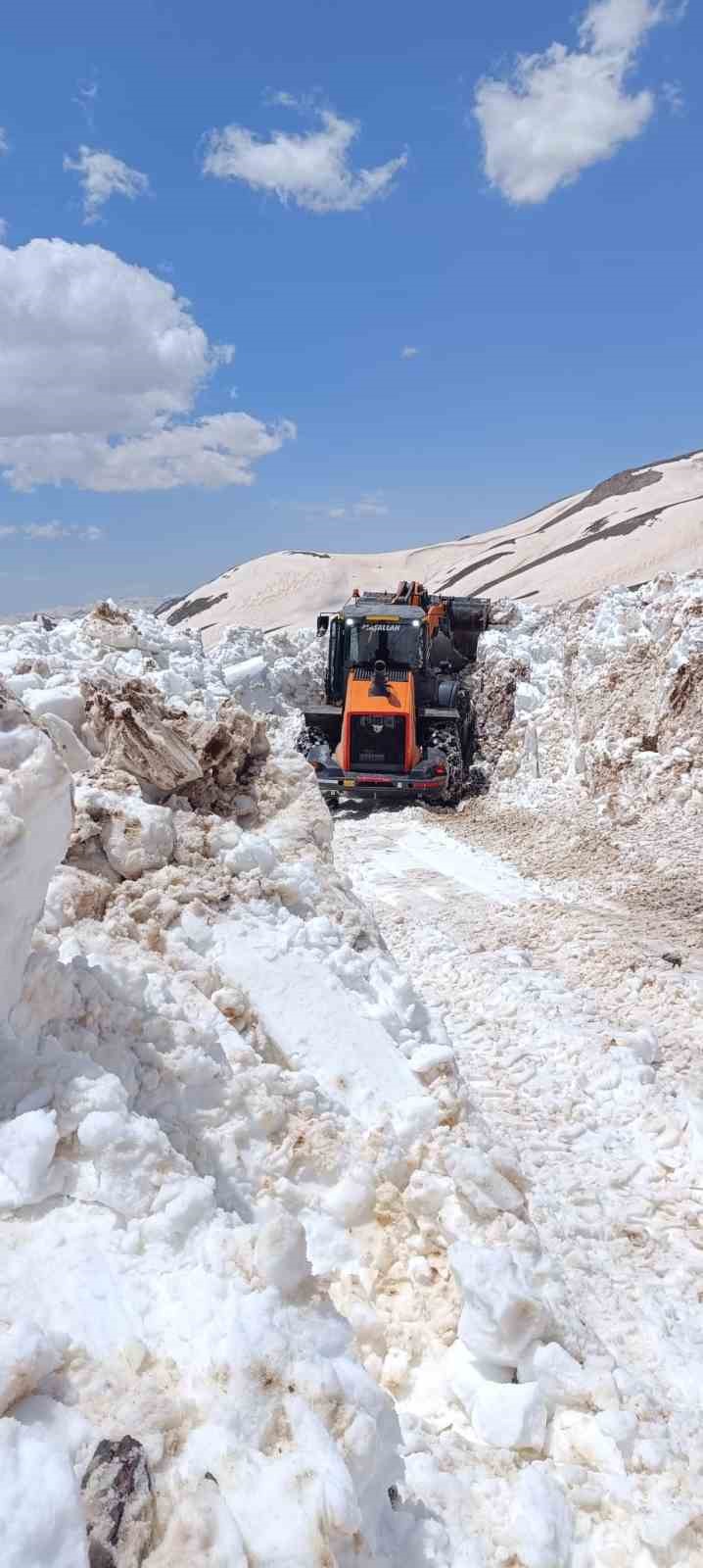 Hakkari’de yaz günü karla mücadele devam ediyor