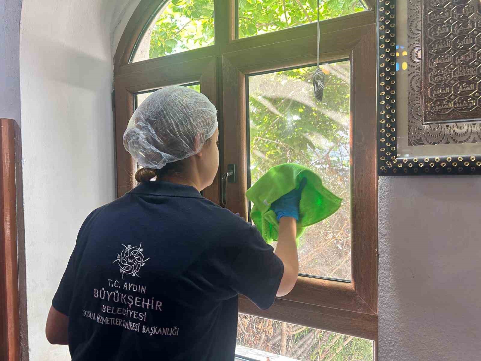 Aydın Büyükşehir Belediyesi’nden bayram öncesi camilerde temizlik