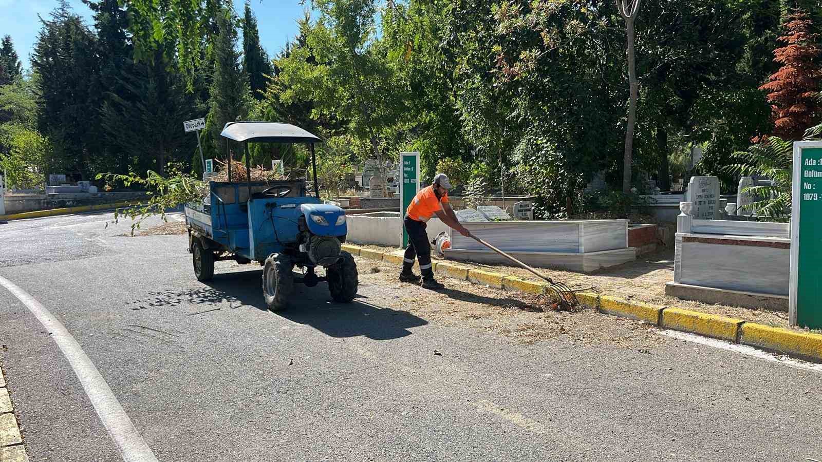 Gebze mezarlıklarında yabani ot temizliği